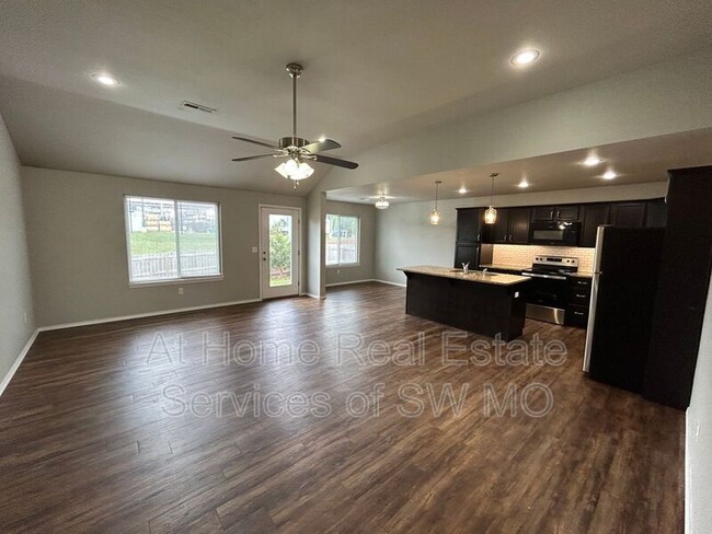 Foto del edificio - 3042 N Oakland Ave