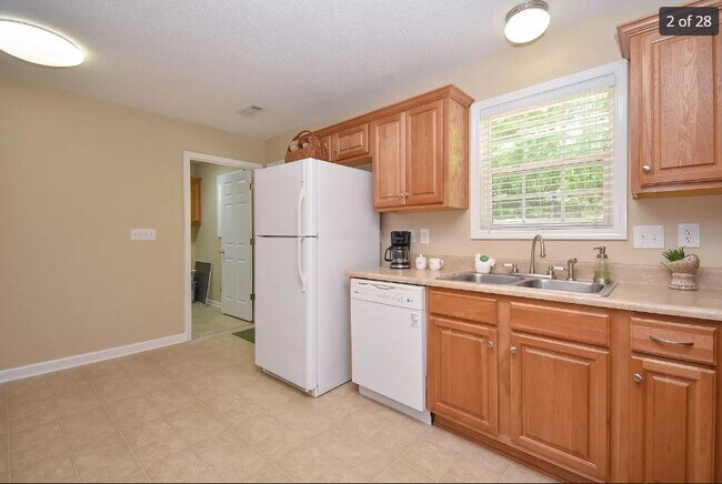 Building Photo - 749 11th Ave N