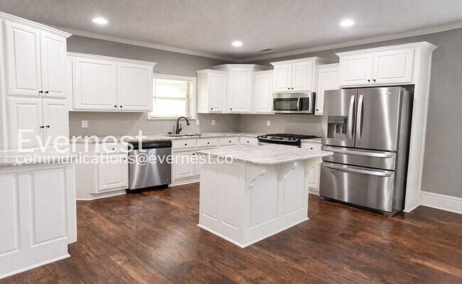 Building Photo - 3 Bed/2 Bath Home with Fenced Yard & Garage / Pet-Friendly / Vouchers Accepted / Available Now!