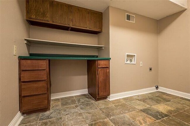 Foto del edificio - This Townhome is a true gem