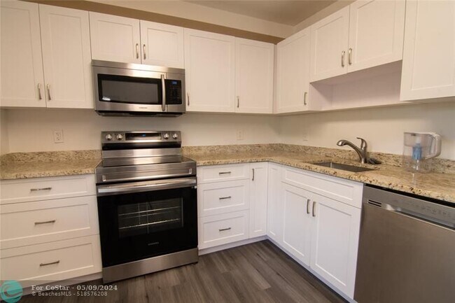 Building Photo - 3520 Oaks Way