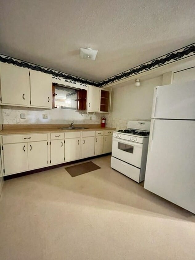 Building Photo - QUIET + PRIVATE 1 Bedroom Available!