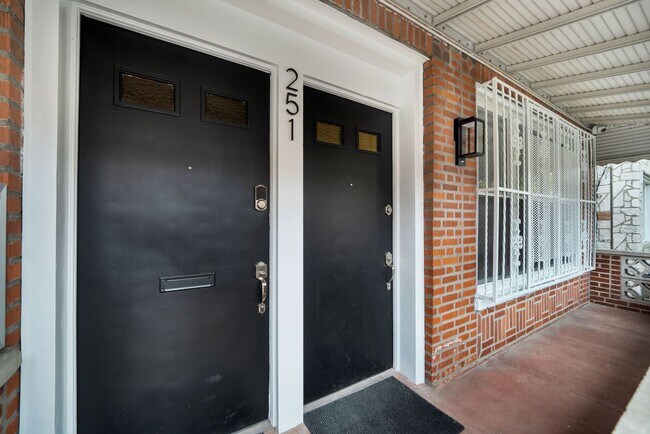 Foto del edificio - 251 E 46th St