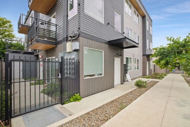 Building Photo - Sunnyside 12 Apartments Available! 1 bed, ...