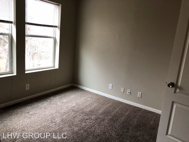 Building Photo - 781 Hilltop Dr