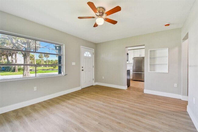 Building Photo - 951 Lantana Ave