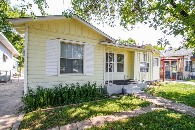 Building Photo - Close to Local Amenities and Downtown