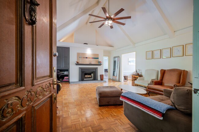 Foto del edificio - 1321 Hayworth Ave