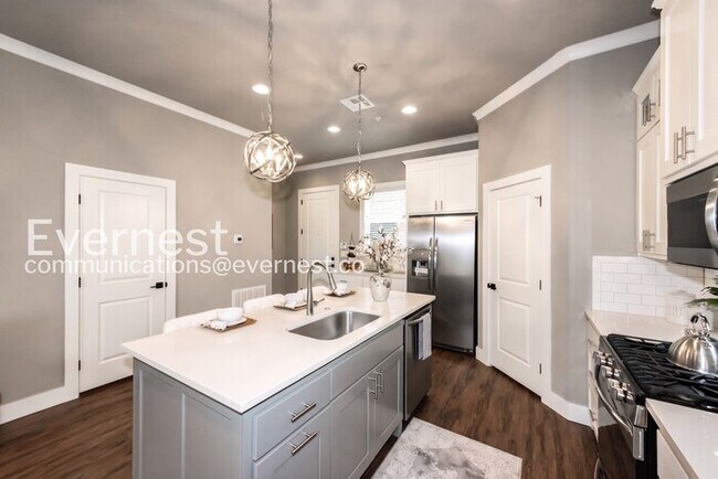 Foto del edificio - CONCESSION AVAILABLE! 2 Bed/2.5 Bath Town Home with Modern Amenities / Pet-Friendly / Available S...