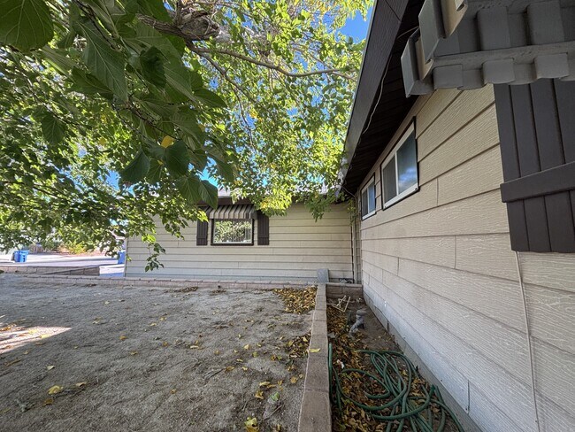 Foto del edificio - 5813 Iris Ave