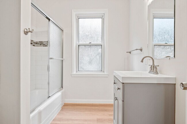 Foto del edificio - Spacious 2 Bedroom, 1 Bath Home in Sharpsb...