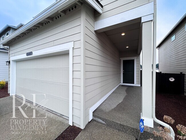 Foto del edificio - Light-Filled Newer Bremerton Home with Loft, Fenced Yard & 2-Car Garage