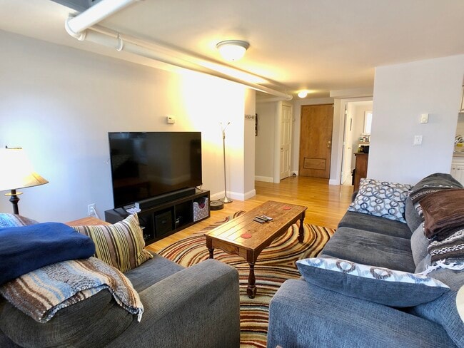 Building Photo - 592 Centre St