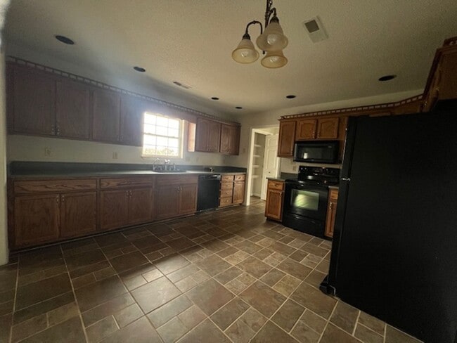 Building Photo - Move In Ready!!