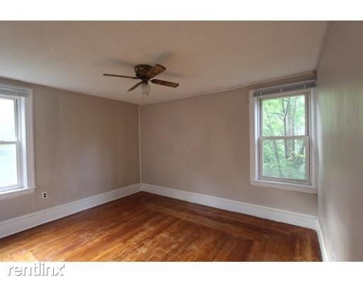 Building Photo - 3 br, 1 bath Apartment - 71 Peck St 3 Unit 3