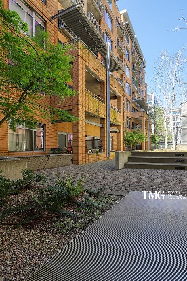 Foto del edificio - Top-Floor 2BD/2BA Condo w/ Stunning Park Views & Utilities Included