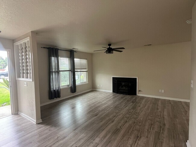 Foto del edificio - 3 Bedroom Home Coming Soon!