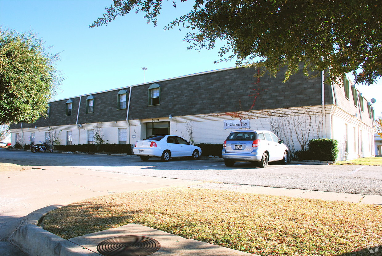 Building Photo - La Chateau Plaza