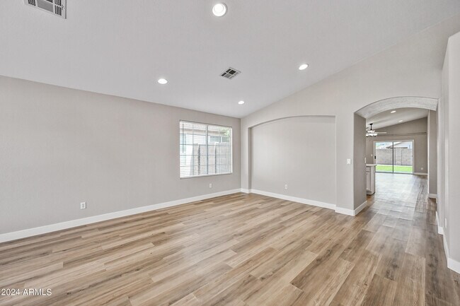 Building Photo - 4961 E Holmes Ave