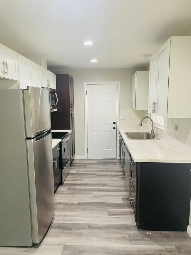 Foto del edificio - Renovated 2bed/1bath Duplex