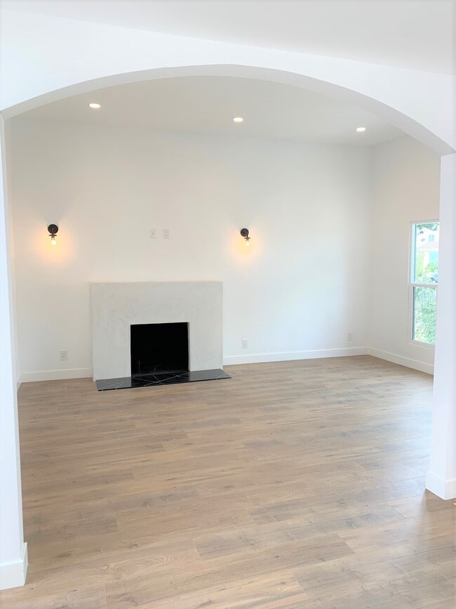 Building Photo - 3424 Edgehill Dr