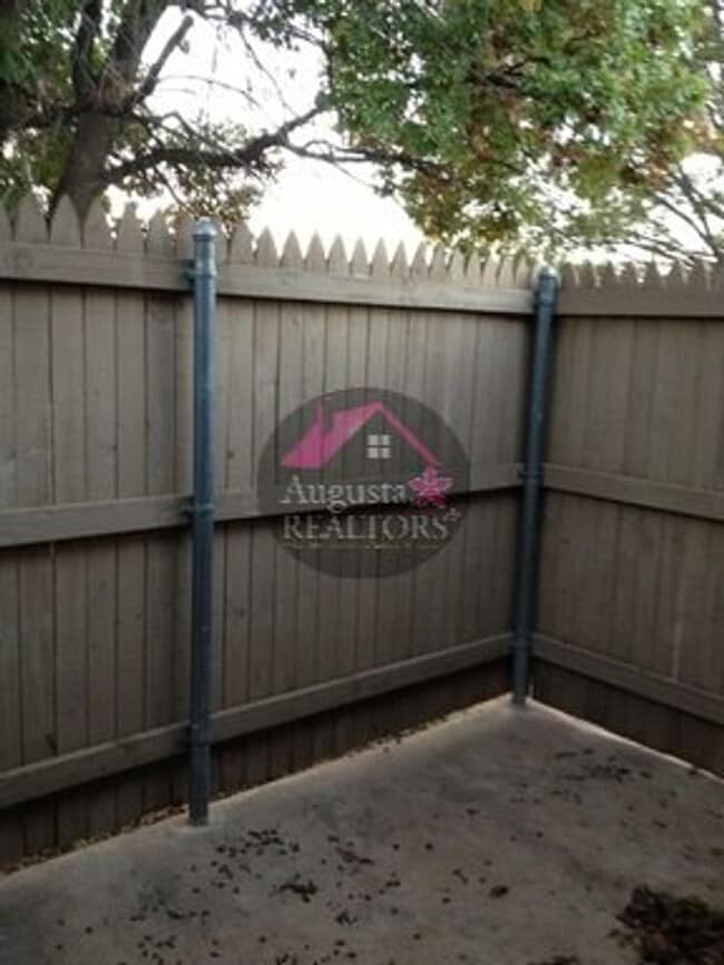 Building Photo - Great 1 bed 1 bath apartments!!