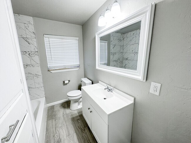 Foto del edificio - Fully Updated 3 Bed/1 Bath with a two car ...