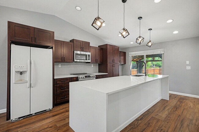 Foto del edificio - Updated 4BR Corner Lot Home with Finished Basement & 2-Car Garage