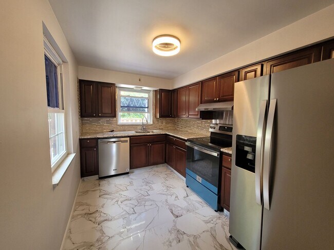 Foto del edificio - Beautiful 3 Bedroom - Castle Shannon