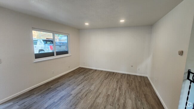 Building Photo - 579 James Ave