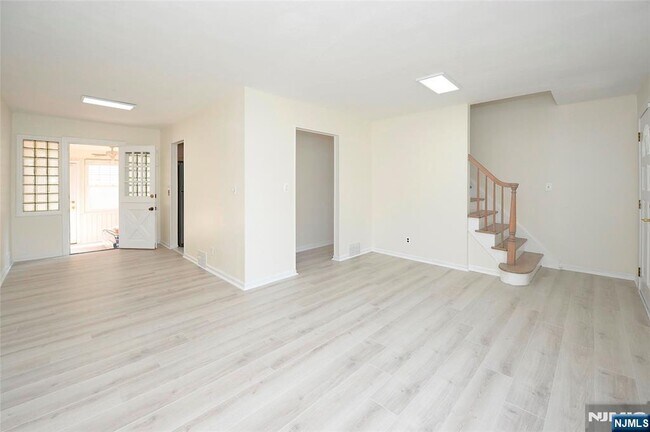 Foto del edificio - 33-04-IX Halsey Rd