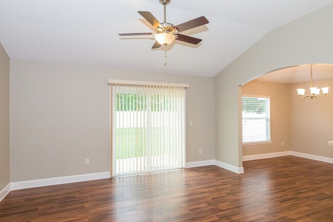 Building Photo - 1824 Creekview Dr
