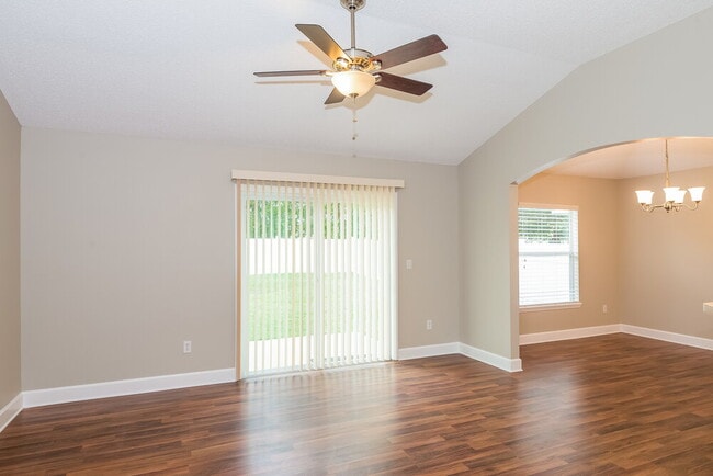 Foto del edificio - 1824 Creekview Dr