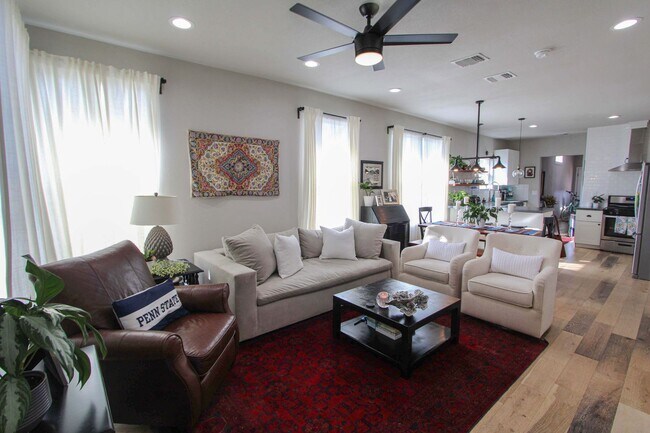 Foto del edificio - RENOVATED 3-BEDROOM HOME IN BEACON HILL