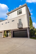 Building Photo - 4977 Zuma Ct