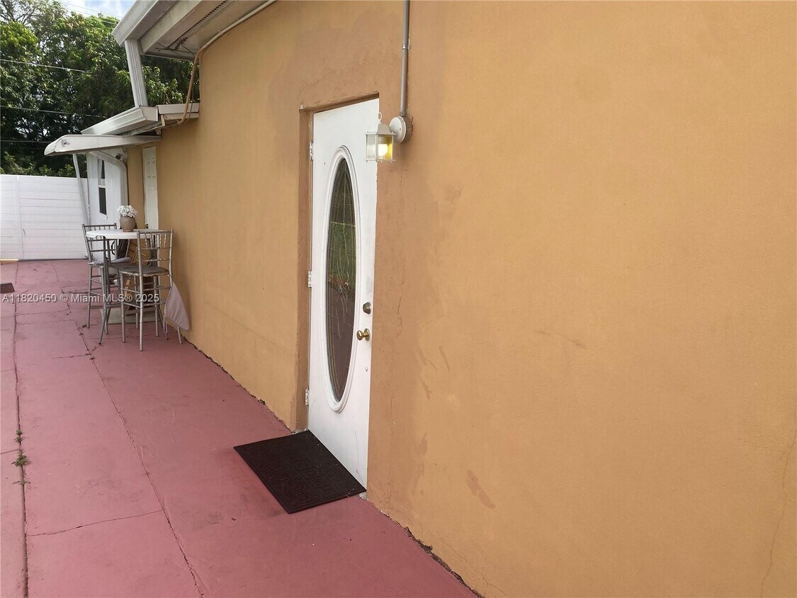 Foto principal - 000E SW 25th St