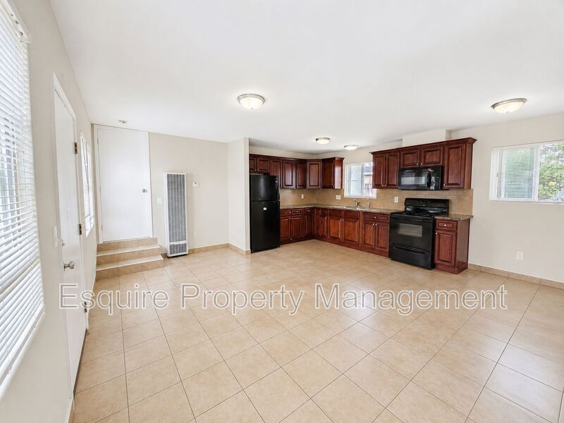 Building Photo - 1263 S Oxnard Blvd
