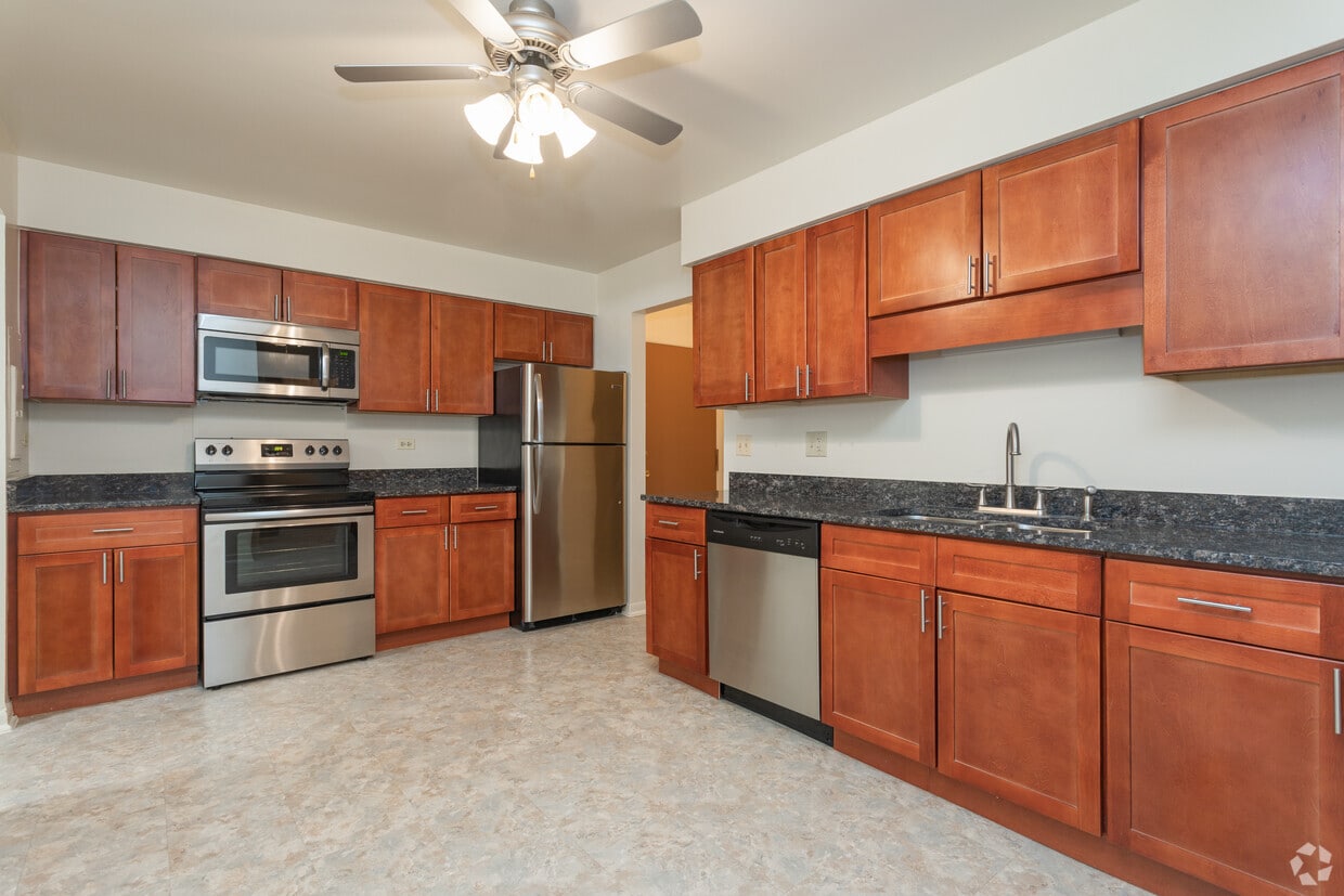 Primary Photo - Circle Hill Apartments