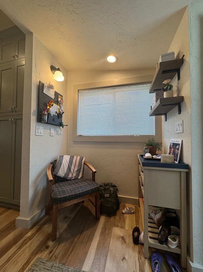 Building Photo - Updated 3 Bed/ 2 Bath Rental
