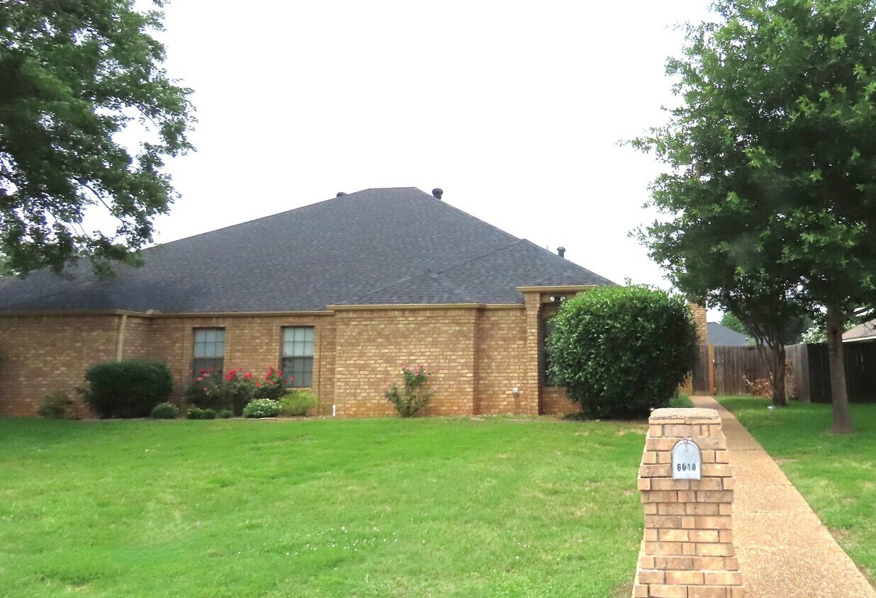 Primary Photo - Lawn Care Included! Beautiful 3 Bedroom, 2...