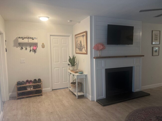 Building Photo - DUNEDIN FL LIVING 3/1 HOME