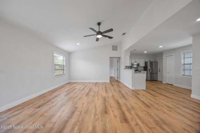 Foto del edificio - 859 Pine View Ave