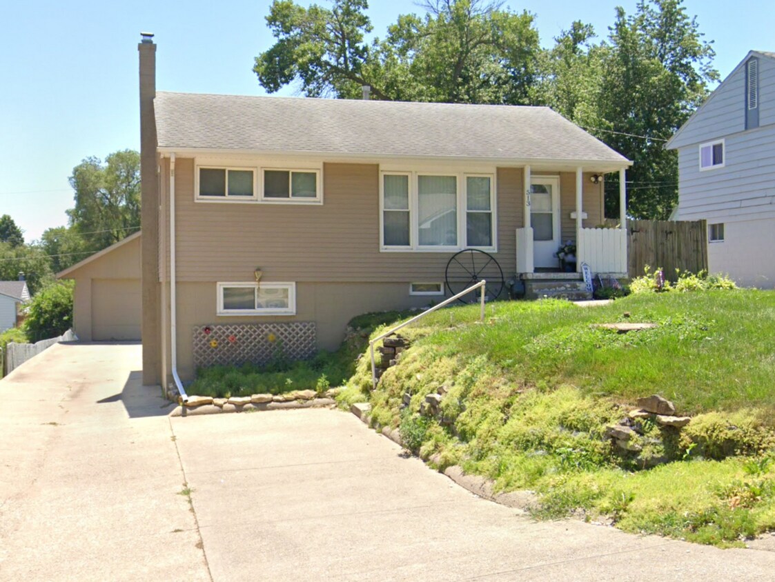 Spacious Home in Papillion Available in May! - Spacious Home in Papillion Available in May!