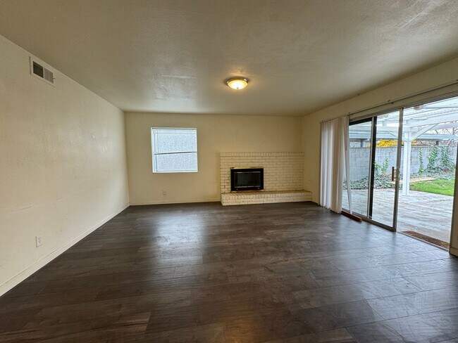 Photo - Spacious floor plans 3bedroom, 2bath in a ... House