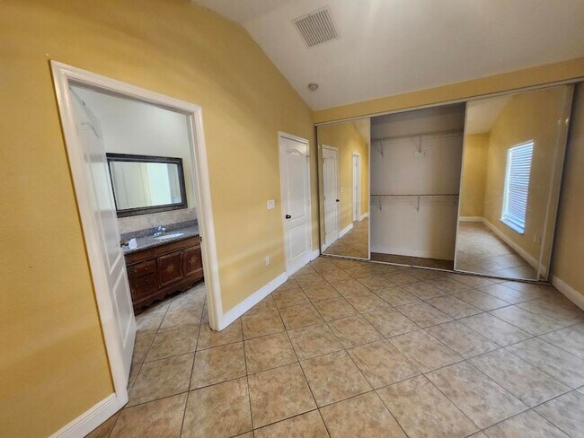 Foto del edificio - 4824 Cambridge St