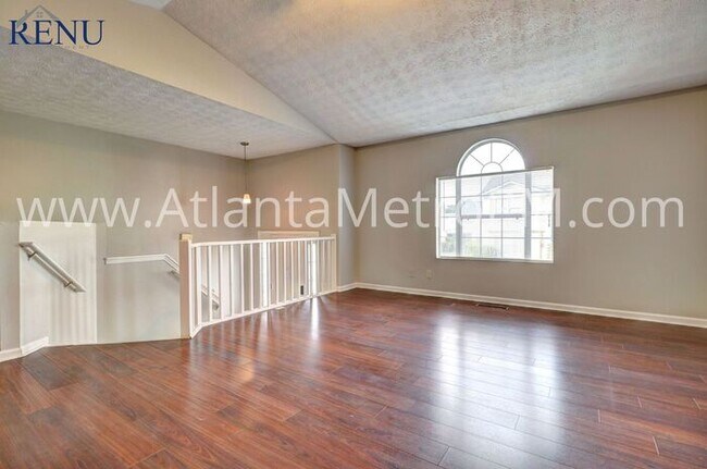 Building Photo - Available Now! 4 Beds & 3 Baths!