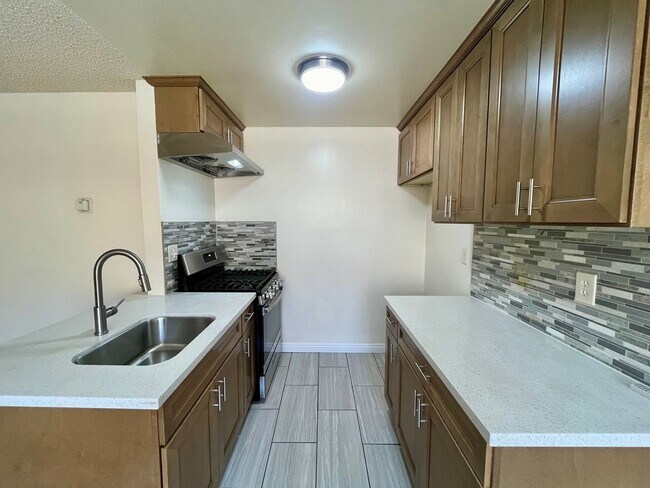 Foto del edificio - BELLA APARTMENTS: Beautiful 1 Bed / 1 Bath...