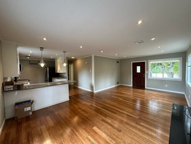 Building Photo - Application Pending - 3 Bedroom House For ...