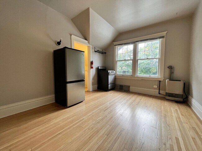 Foto del edificio - Charming Studio in Awesome University Location!