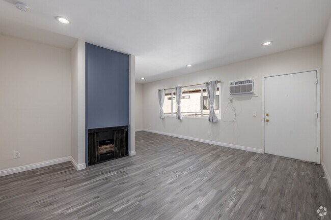 1 habitación, 1 baño - 650 pies cuadrados - Sala de estar - 14607 Gilmore St